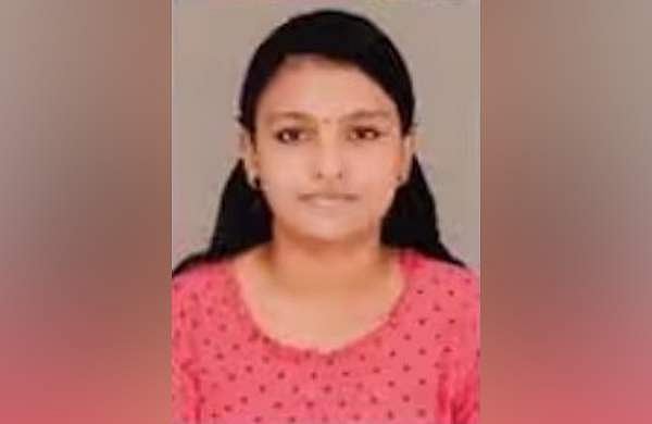 റോഡ് മുറിച്ചു കടക്കുന്നതിനിടെ ബൈക്കിടിച്ച് കോളജ് വിദ്യാർ‌ഥിനി മരിച്ചു; രണ്ട് പേർ ​ഗുരുതരാവസ്ഥയിൽ