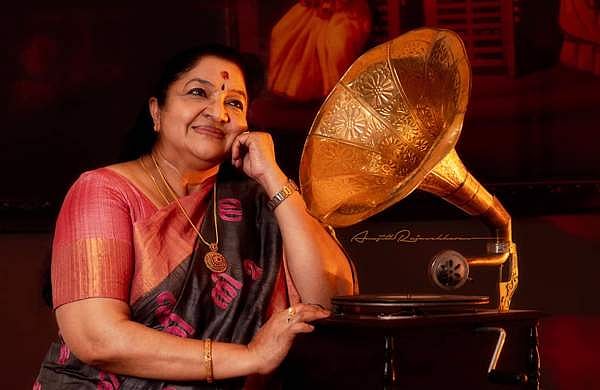 'ആ ശബ്ദത്തിന് ഇപ്പോഴും 16 വയസ്', 60ന്റെ നിറവിൽ വാനമ്പാടി: ആശംസകളുമായി സം​ഗീതലോകം