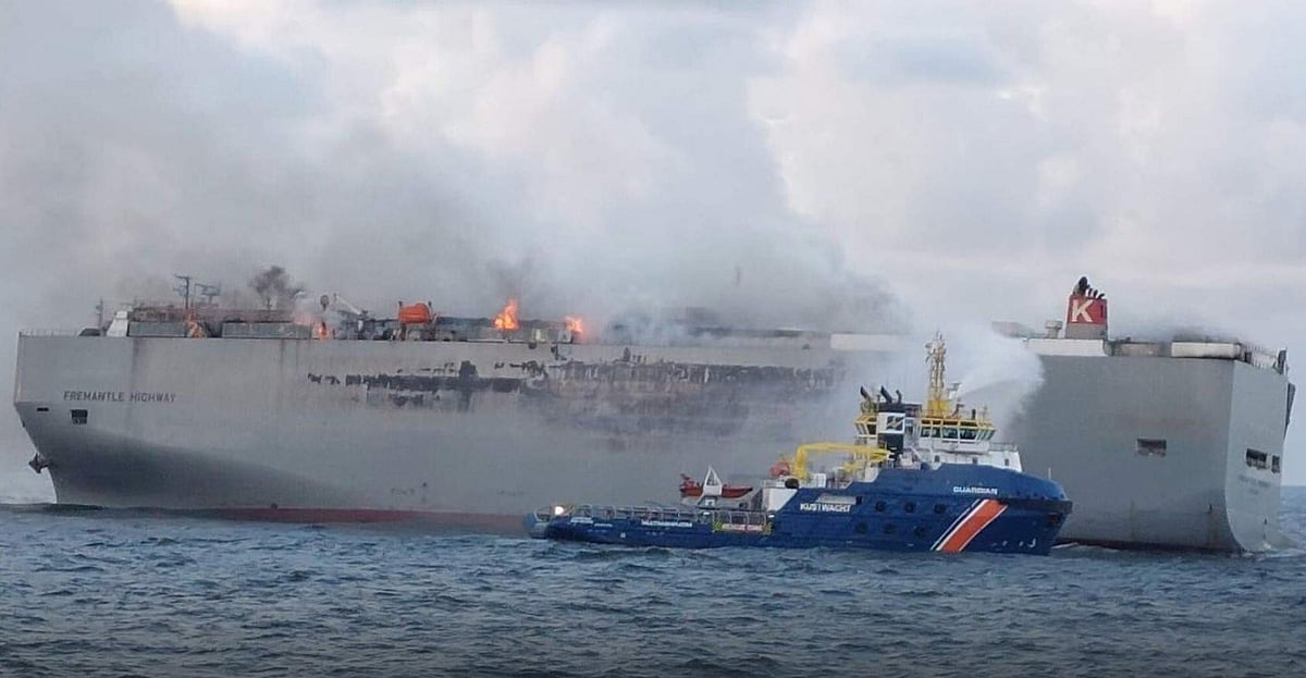 3,000 ആഡംബര കാറുകളുമായി പോയ കപ്പലിനു തീപിടിച്ചു; ഒരു മരണം; രക്ഷപ്പെട്ടവരിൽ മലയാളിയും