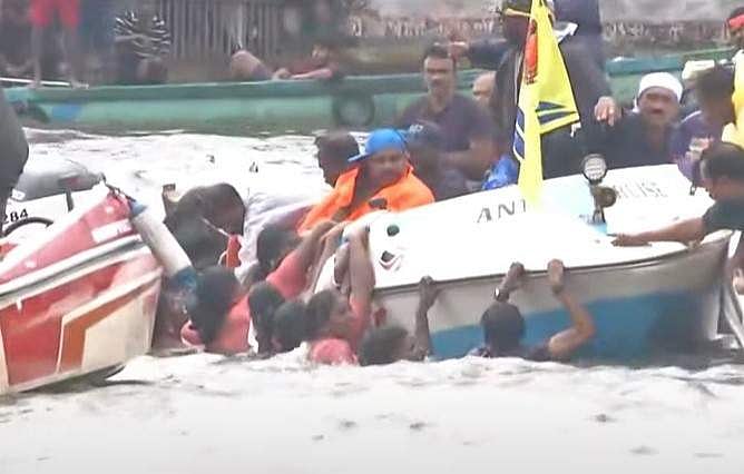 ചമ്പക്കുളം മൂലം വള്ളംകളിക്കിടെ വനിതകൾ തുഴഞ്ഞ വള്ളം മറിഞ്ഞു; രക്ഷാപ്രവർത്തനം തുടരുന്നു