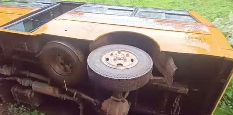 പാലക്കാട് സ്കൂൾ ബസ് താഴ്ചയിലേക്ക് മറിഞ്ഞു; കുട്ടികൾക്ക് അത്ഭുത രക്ഷ