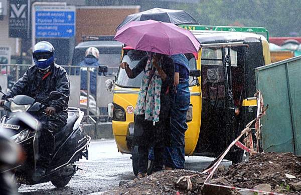 മഴ മുന്നറിയിപ്പില്‍ മാറ്റം, നാളെ ഇടുക്കിയിലും കണ്ണൂരിലും റെഡ് അലര്‍ട്ട്; എല്ലാ ജില്ലകളിലും ജാഗ്രത