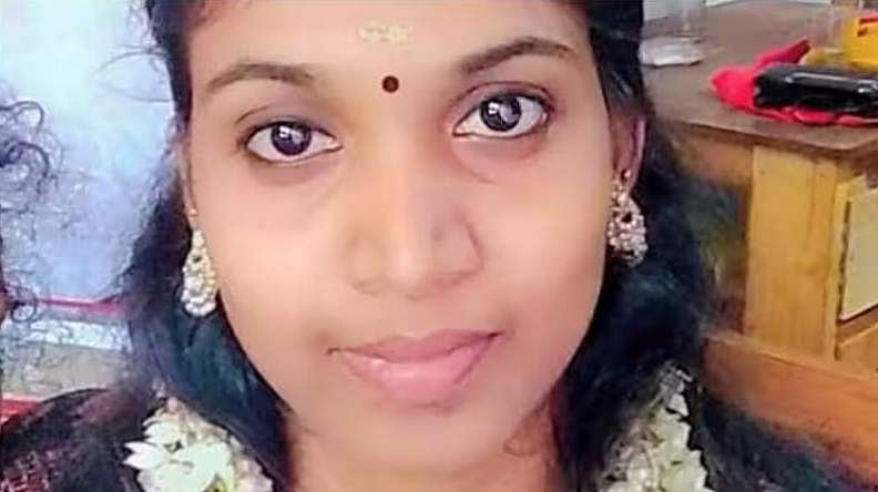 ഭർതൃ സഹോദരൻ തീ കൊളുത്തി; യുവതിക്ക് ദാരുണാന്ത്യം; ഭർത്താവ് ​ഗുരുതരാവസ്ഥയിൽ