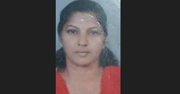 വെട്ടിക്കൊണ്ടിരുന്ന പുളി മരം വീട്ടുമുറ്റത്തേക്ക് മറിഞ്ഞു വീണു; അടിയിൽപ്പെട്ട് വീട്ടമ്മ മരിച്ചു; ദാരുണം