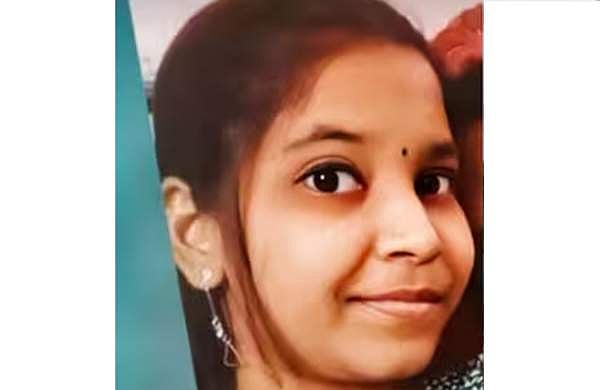 കൈ കഴുകുന്നതിനിടെ ട്രെയിനിൽ നിന്ന് പുറത്തേയ്ക്ക് തെറിച്ചുവീണു; ഗുരുതരമായി പരിക്കേറ്റ 19കാരി മരിച്ചു