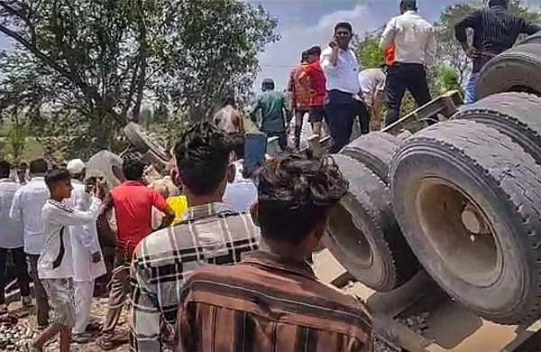 കണ്ടെയ്‌നര്‍ ലോറി ഹോട്ടലിലേക്ക് പാഞ്ഞുകയറി; 15 പേര്‍ മരിച്ചു