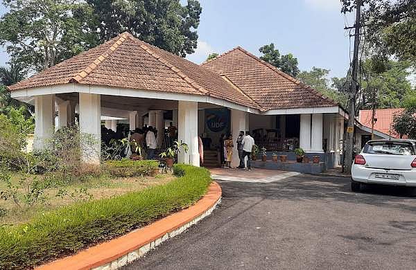 പ്രതിപക്ഷ നേതാവിന്റെ ഔദ്യോഗിക വസതിക്ക് മുകളില്‍ മരം വീണു