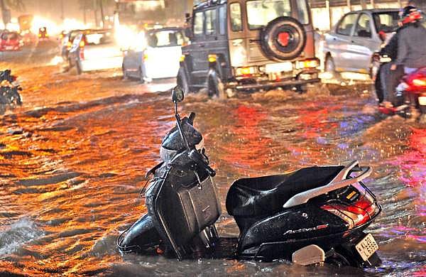 കലിതുള്ളി കാലവര്‍ഷം; ഇതുവരെ മരിച്ചത് 8പേര്‍,  ക്യാമ്പുകളിലേക്ക് മാറ്റിയത് 879പേരെ, രാത്രി മഴ ശക്തമാകും, ജാഗ്രതാ നിര്‍ദേശം