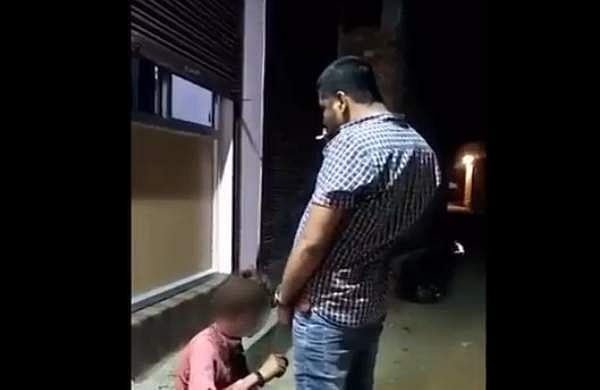 ആദിവാസി യുവാവിന്റെ മുഖത്ത് മൂത്രമൊഴിച്ചു; യുവാവിനെതിരെ ദേശീയ സുരക്ഷാ നിയമ പ്രകാരം കേസ് - വീഡിയോ 