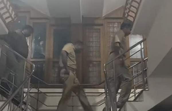 കൊച്ചിയിൽ ഫ്ലാറ്റിൽ മകൻ അമ്മയെ വെട്ടിക്കൊലപ്പെടുത്തി