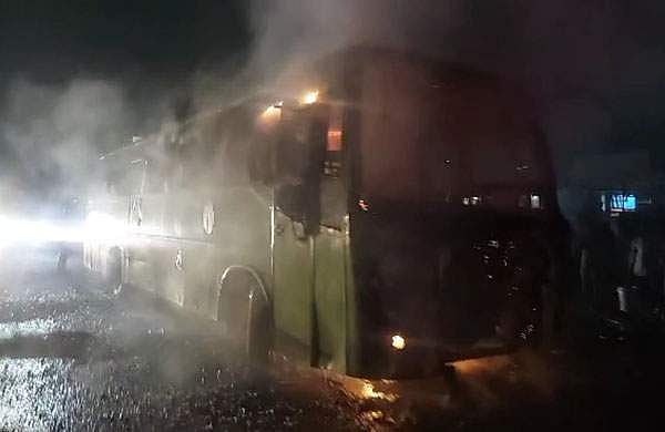 ബസിന് തീപിടിച്ചു; തലനാരിഴയ്ക്ക് രക്ഷപ്പെട്ട് 45 യാത്രക്കാര്‍; വീഡിയോ