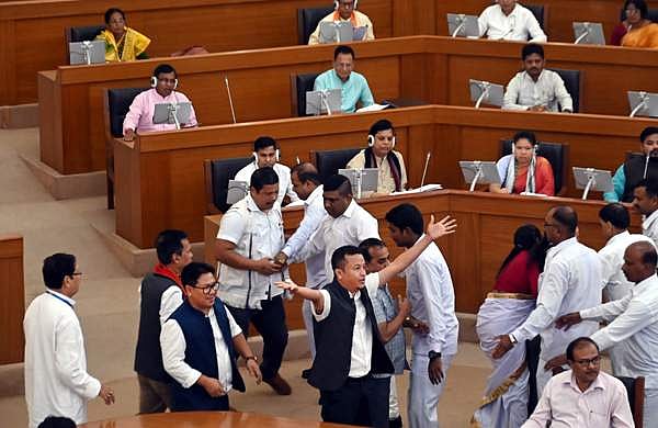 ത്രിപുര നിയമസഭയില് കയ്യാങ്കളി, അംഗങ്ങള് തമ്മില് ഉന്തുംതള്ളും; പ്രതിപക്ഷ എംഎല്എമാര്ക്ക് സസ്പെന്ഷന്- വീഡിയോ