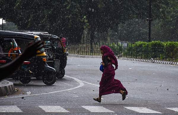 കാലവർഷം ദുർബലമാകുന്നു; ഇന്ന് തീവ്ര മഴ മുന്നറിയിപ്പുകൾ ഇല്ല, നാല് ജില്ലകളിൽ യെല്ലോ അലർട്ട് 