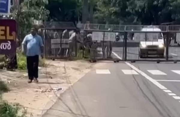 ബാരിക്കേഡ് വെച്ച് ആംബുലൻസിനെ വഴിമുടക്കിയ സംഭവം; കേസെടുത്ത് മനുഷ്യാവകാശ കമ്മീഷൻ, 15 ദിവസത്തിനകം റിപ്പോർട്ട് സമർപ്പിക്കാൻ നിർദേശം