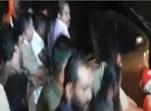 ഇടുക്കിയില്‍ കാറിന് മുകളില്‍ മണ്ണിടിഞ്ഞു വീണു; സ്ത്രീ മരിച്ചു, അഞ്ചുപേര്‍ക്ക് പരിക്ക്