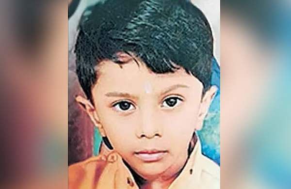അമിത വേ​ഗത്തിൽ എത്തിയ ബസ് ഇടിച്ചു; അമ്മയ്ക്കൊപ്പം സ്കൂട്ടറിൽ പോകുകയായിരുന്ന നാലാം ക്ലാസുകാരന് ദാരുണാന്ത്യം