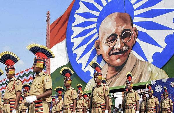 'പാലില്‍ വിഷം ചേര്‍ത്ത് ഗാന്ധിജിക്കു നല്‍കണം'; പറ്റില്ല, മിയാന്‍ പറഞ്ഞു, എല്ലാവരും എല്ലാം മറന്നെന്നു കുടുംബം