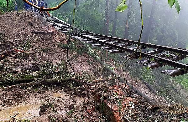 ഒറ്റപ്പെട്ട് ഹിമാചല്‍; സ്വാതന്ത്ര്യദിന പരിപാടികള്‍ ഒഴിവാക്കി; മഴക്കെടുതിയില്‍ മരണം 51 ആയി