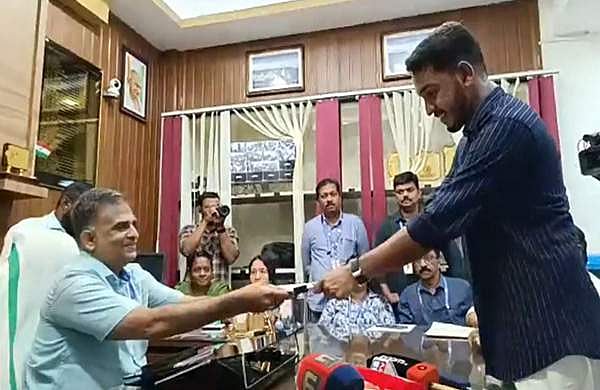 പുതുപ്പള്ളി ഉപതെരഞ്ഞെടുപ്പ്: ഇടതുസ്ഥാനാര്‍ത്ഥി ജെയ്ക് സി തോമസ് നാമനിര്‍ദേശ പത്രിക സമര്‍പ്പിച്ചു