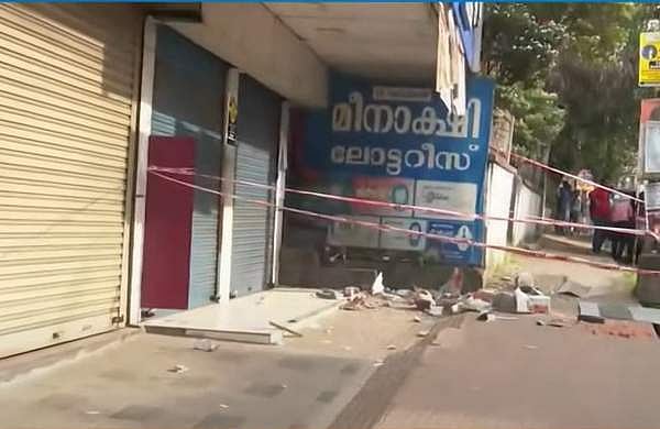 ന​ഗരസഭ കെട്ടിടത്തിന്റെ കോൺക്രീറ്റ് അടർന്ന് വീണു; ലോട്ടറിജീവനക്കാരൻ മരിച്ചു
