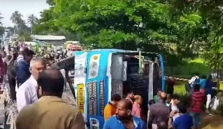 തൃശൂരില്‍ ബസ് മറിഞ്ഞു; 50 പേര്‍ക്ക് പരിക്ക്; പലരുടെയും നില ഗുരുതരം 