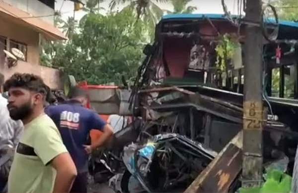 അമിത വേഗതയിലെത്തിയ ടിപ്പര്‍ ബസ്സിലിടിച്ചു; കോഴിക്കോട് പതിനഞ്ച് പേര്‍ക്ക് പരിക്ക്; 3 പേരുടെ നില ഗുരുതരം