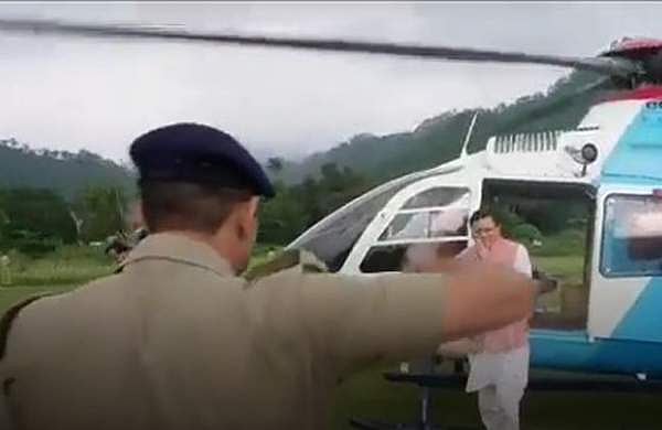 ഫോണില്‍ സംസാരിച്ച് മുഖ്യമന്ത്രിക്ക് സല്യൂട്ട്; എഎസ്പിയെ സ്ഥലം മാറ്റി