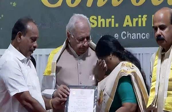 വിതുമ്പിക്കരഞ്ഞ് അമ്മ, ചേർത്തുപിടിച്ച് ആശ്വസിപ്പിച്ച് ഗവർണർ; വന്ദന ദാസിന് മരണാനന്തര ബഹുമതിയായി എംബിബിഎസ് ബിരുദം സമ്മാനിച്ചു