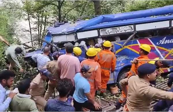 ഉത്തരാഖണ്ഡില്‍ ബസ് കൊക്കയിലേക്ക് മറിഞ്ഞ് ഏഴുപേര്‍ മരിച്ചു; 27 പേര്‍ക്ക് പരിക്ക്- വീഡിയോ