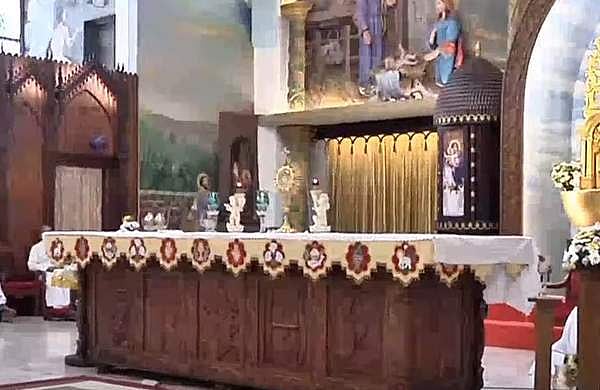 ഇന്ന് മുതല്‍ ഏകീകൃത കുര്‍ബാനയെന്ന് വത്തിക്കാൻ; വൈദികരെ തടഞ്ഞ് വിമത വിഭാ​ഗം; പള്ളിയിൽ പൊലീസ് സുരക്ഷ