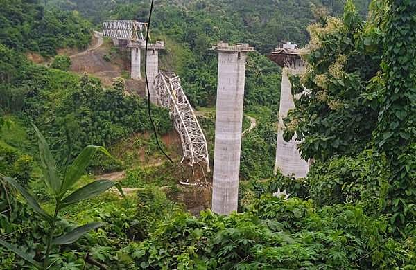 നിര്‍മ്മാണത്തിലിരുന്ന റെയില്‍വേ പാലം തകര്‍ന്നു വീണു; മിസോറാമില്‍ 17 പേര്‍ മരിച്ചു;  നിരവധി പേര്‍ കുടുങ്ങി