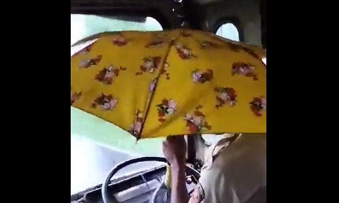 മഴയത്ത് ചോര്‍ന്നൊലിച്ച് ട്രാന്‍സ്‌പോര്‍ട്ട് ബസ്; കുട പിടിച്ച് ഓടിച്ച് ഡ്രൈവര്‍, വീഡിയോ