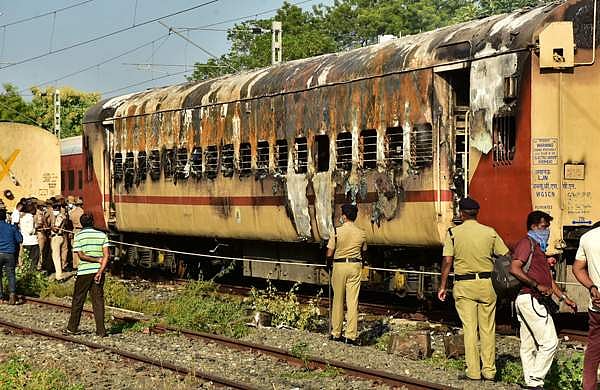 ട്രെയിനിലെ തീ പിടിത്തം; മരണം ഒന്‍പത്; യാത്രക്കാര്‍ ചായ ഉണ്ടാക്കാന്‍ ശ്രമിച്ചത് അപകട കാരണം? (വീഡിയോ)