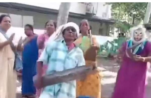 'വല്ലഭന് പുല്ലും ആയുധം'; ഓലമടല്‍ ഗിറ്റാറാക്കി തൊഴിലുറപ്പ് ചേച്ചിമാരുടെ ഓണാഘോഷം- വിഡിയോ 