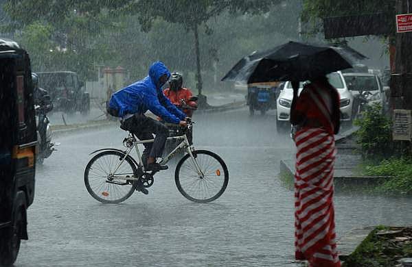 നാല് ജില്ലകളിൽ വരും മണിക്കൂറിൽ കനത്ത മഴ; ഇടി മിന്നൽ, 40 കിമി വേ​ഗതയിൽ കാറ്റ്; മുന്നറിയിപ്പ്