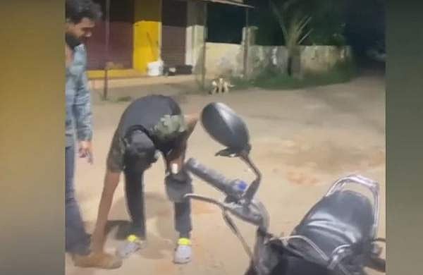 'കാലില്‍ ഉമ്മ കൊടുക്കെടാ'; മൊബൈല്‍ ഫോണ്‍ തിരികെ നല്‍കാന്‍ യുവാവിനെ കാലുപിടിപ്പിച്ച് ഗുണ്ടാനേതാവ് 