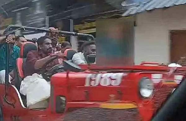 'ഓണാഘോഷം പരിധി വിട്ടു', കുട്ടിയെ ജീപ്പിന്റെ ബോണറ്റില്‍ ഇരുത്തി യുവാക്കളുടെ അപകടകരമായ യാത്ര; ഡ്രൈവര്‍ കസ്റ്റഡിയില്‍ 