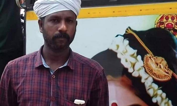 വടംവലിക്കിടെ മരക്കൊമ്പ് ഒടിഞ്ഞുവീണു; യുവാവ് മരിച്ചു 