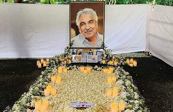 കബറിടത്തിലേക്ക് തീര്ത്ഥാടനം; ഉമ്മന്ചാണ്ടിയുടെ മൊബൈല് നമ്പര് ഉപയോഗിച്ച് വ്യാജ പ്രചാരണം