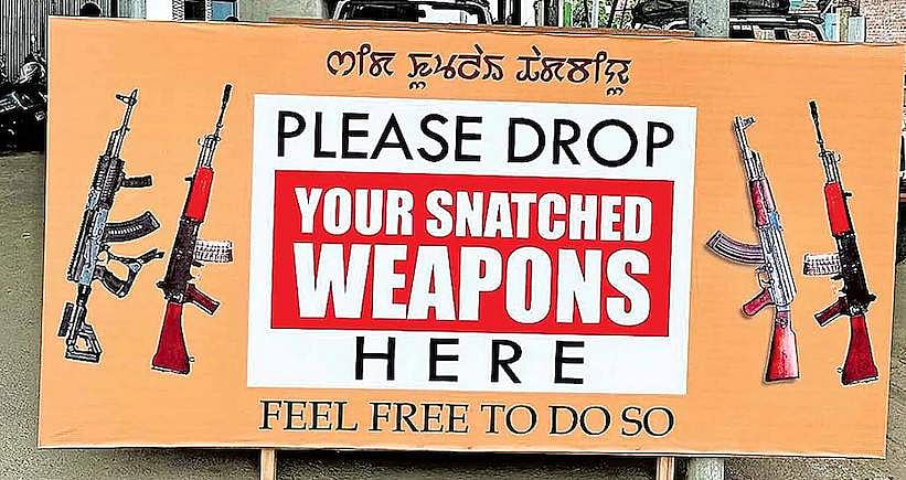 കവര്ന്ന തോക്കുകള് തിരികെയിടണം; മന്ത്രിയുടെ വീടിന് മുന്നില് പെട്ടി സ്ഥാപിച്ച് മണിപ്പൂര് പൊലീസ്