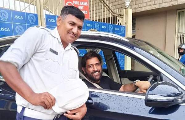 പൊലീസുകാരനു ഫോട്ടോയെടുക്കാൻ കാർ നിർത്തി കൊടുത്ത് ധോനി; ചിത്രം വൈറൽ