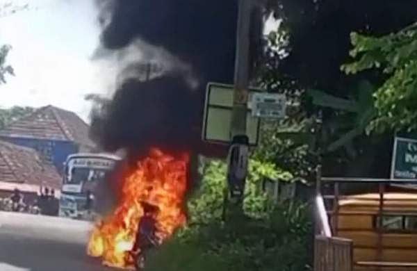 യാത്രയ്ക്കിടെ ഇലക്ട്രിക് സ്‌കൂട്ടര്‍ കത്തിനശിച്ചു; ദമ്പതികള്‍ രക്ഷപ്പെട്ടത് തലനാരിഴയ്ക്ക്