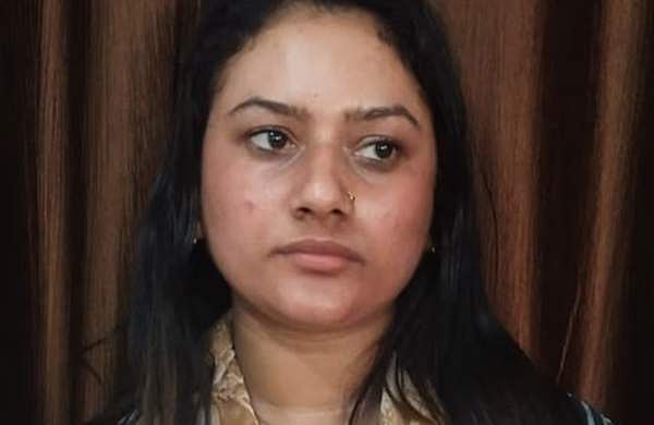 സിനിമയിൽ അഭിനയിപ്പിക്കാമെന്ന് പറഞ്ഞ് ഫ്ലാറ്റിൽ എത്തിച്ചു; കൂട്ടബലാത്സംഗത്തിനിരയാക്കി, യുവതി അറസ്റ്റിൽ