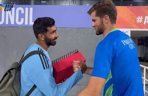 'അച്ഛനായതില്‍ അഭിനന്ദനം'- കുഞ്ഞ് അംഗദിനുള്ള സമ്മാനം നേരിട്ട് കൈമാറി, ബുമ്രയ്ക്ക് കൈ കൊടുത്ത് ഷഹീന്‍ അഫ്രീദി (വീഡിയോ)