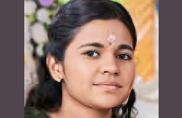 യുവതി വീടിന്റെ ടെറസിൽ കഴുത്തറുത്ത് മരിച്ച നിലയിൽ; ഡിഗ്രി സർട്ടിഫിക്കറ്റ് ലഭിക്കാത്തതിൽ നിരാശയെന്ന് കുറിപ്പ്