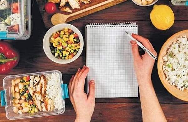 ആരോ​ഗ്യം കളയാതെ ജോലി ചെയ്യാം; ഓഫീസ് തിരക്കിനിടയിലും നല്ല ഭക്ഷണശീലം ഉറപ്പാക്കാം, ചില ടിപ്സ് 