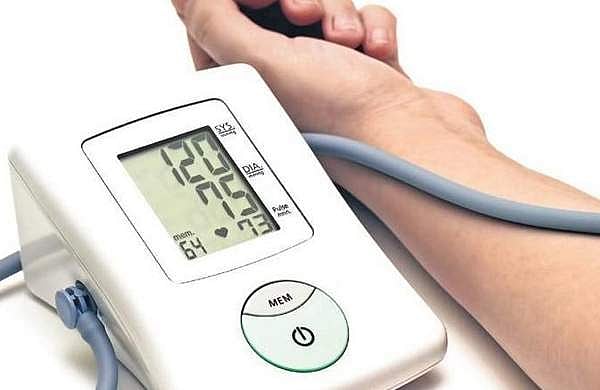 കൃത്യമായ രക്തസമ്മർദ്ദ നില അറിയണോ? രോഗിയെ കിടത്തി പരിശോധിക്കണം 
