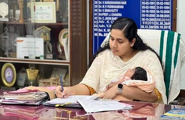 മേയർ ആര്യ തിരികെ ജോലിയിലേക്ക്, കൂട്ടിന് കുഞ്ഞു ദുവയും; വൈറൽ ചിത്രം