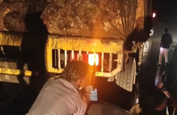 നിര്‍ത്തിയിട്ട ലോറിയില്‍ സ്‌കൂട്ടര്‍ ഇടിച്ചു; രണ്ടു യുവാക്കള്‍ മരിച്ചു
