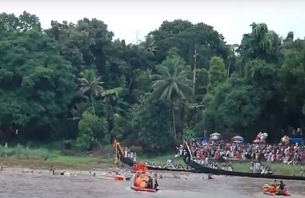 ആറന്മുള ഉതൃട്ടാതി വള്ളം കളിക്കിടെ മൂന്ന് പള്ളിയോടങ്ങള്‍ മറിഞ്ഞു